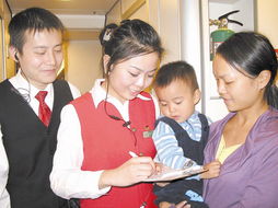 列車工作人員為旅客提供信息咨詢服務